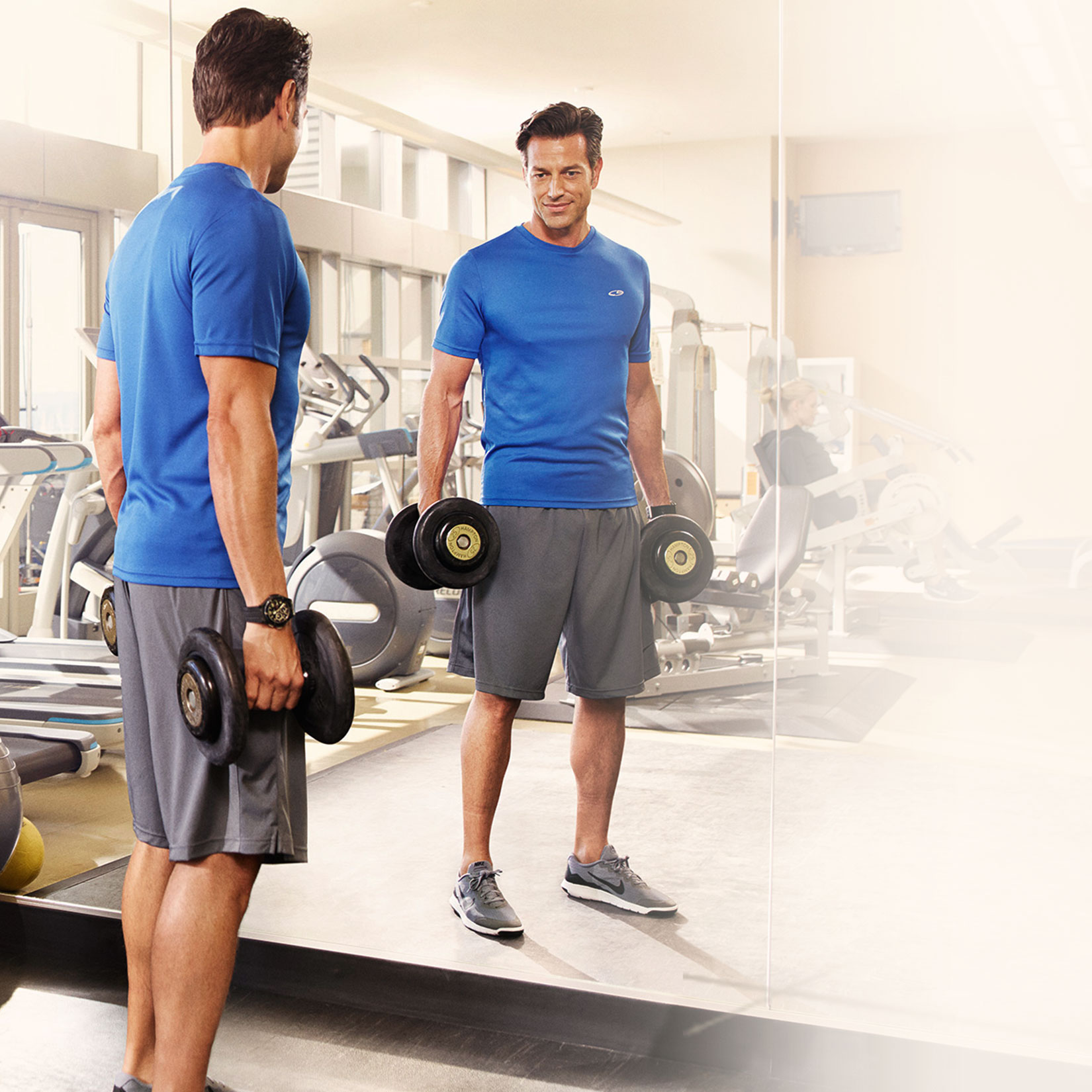 fit man lifting weights at the gym